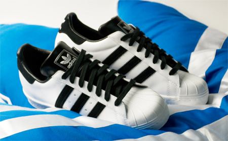 Кроссовки Adidas Superstar, инкрустированные бриллиантами