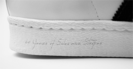 Подошва кроссовки Adidas Superstar с гравировкой 60 Years of Soles & Stripes