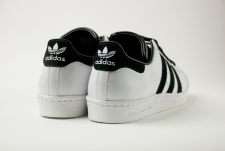 Кроссовки Adidas Superstar из специальной праздничной серии — вид сзади