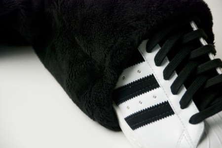 Кроссовки Adidas Superstar из специальной праздничной серии в мешке для обуви