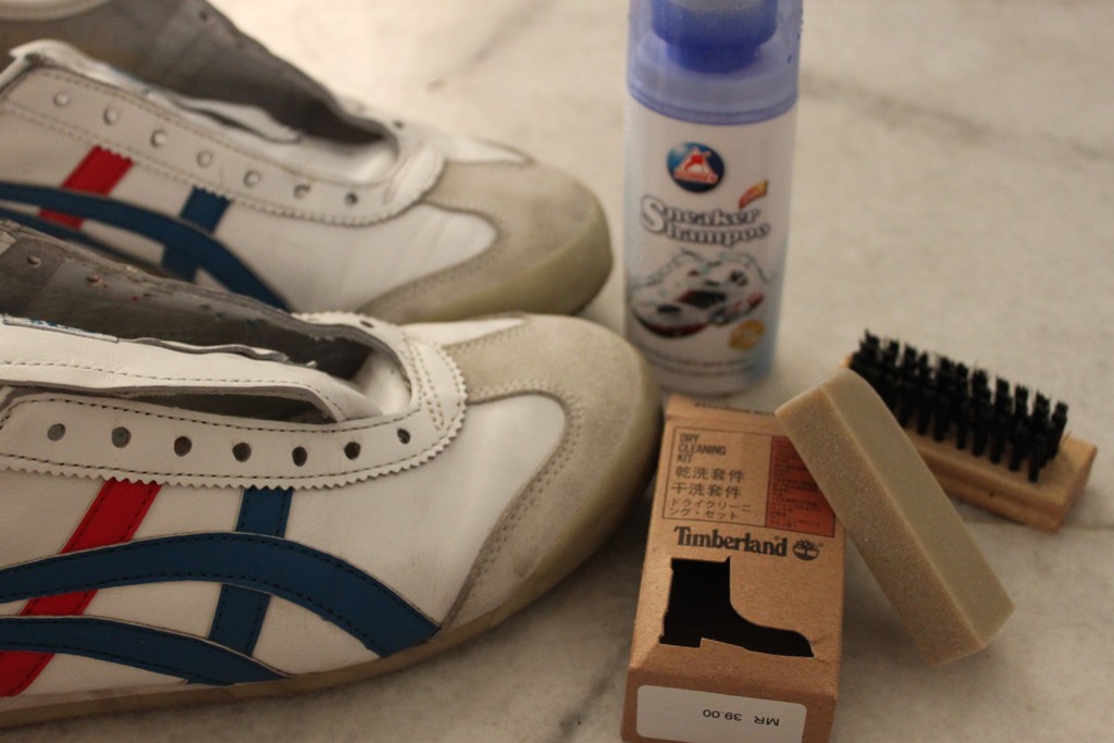 Чистим кроссовки Onitsuka Tiger с помощью мыла или шампуня и щетки 