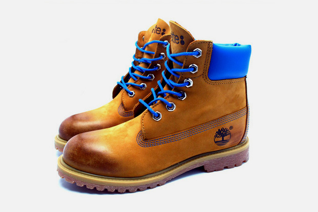 Классические желтые ботинки Тимберленд с синей шнуровкой и задником